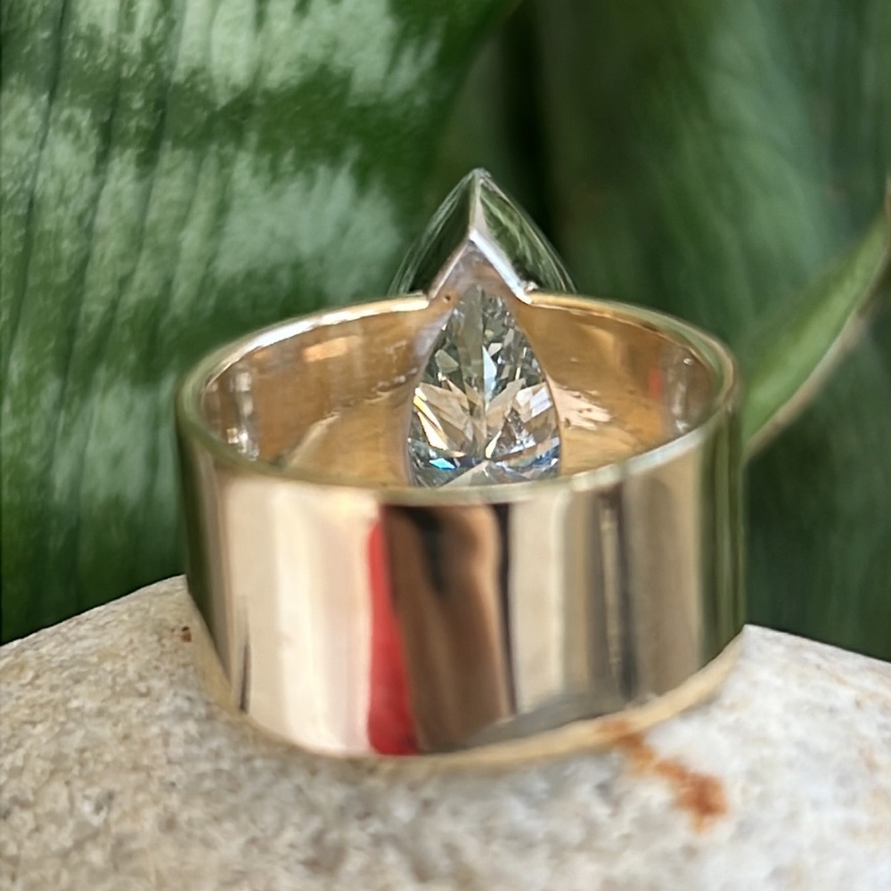 SOLD.   gold and 3.2 carat pear-shaped diamond. - Picture 4 of 11